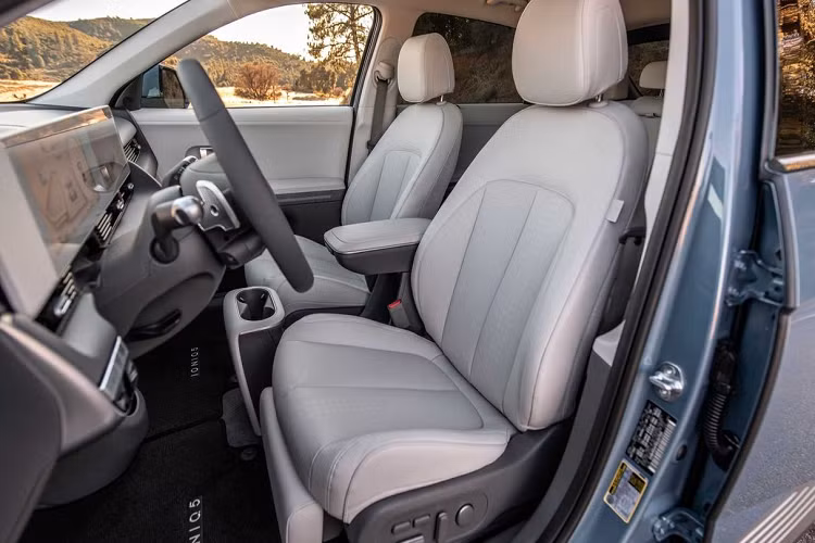 Về thiết kế, Hyundai Ioniq 5 sở hữu vẻ ngoài gọn gàng, đơn giản nhưng đầy cuốn hút. Một số chi tiết nổi bật bao gồm lưới tản nhiệt mắt cáo, hệ thống đèn hình khối tương đồng trước sau, phần đuôi theo kiểu xe fastback hay đèn phanh thứ 3 với thanh LED phân chia ở giữa.