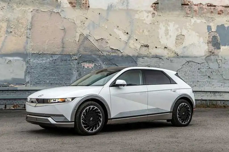 Trở lại với Hyundai Ioniq 5 2022 chạy điện, chiếc crossover có thiết kế mang tính tương lai, được xây dựng trên nền tảng mô-đun Electric-Global Modular Platform (E-GMP), một nền tảng được Tập đoàn Hyundai Motor thiết kế đặc biệt cho các mẫu xe thuần điện.