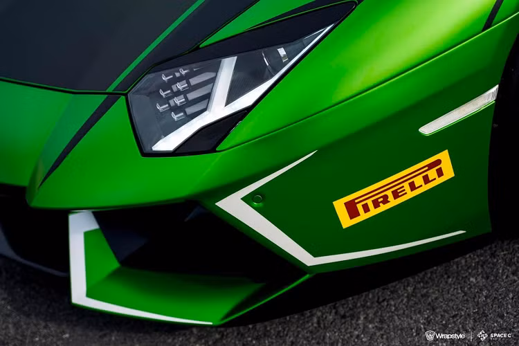 Ngoài bộ áo mới rất nổi bật, chiếc siêu xe Lamborghini Aventador LP700-4 Roadster này còn có la-zăng đa chấu kép sơn đen mờ và quan trọng nhất chính là việc mái nhà của xe bằng carbon, được chia thành 2 phần riêng biệt.