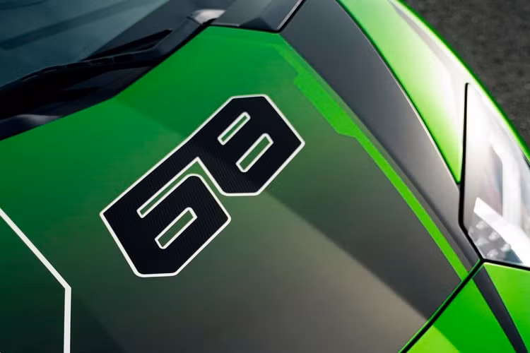 Nếu muốn mở mui xe, chủ nhân cần phải mở nắp capô phía trước lên, sau đó, đẩy cần gạt nằm phía sau 2 ghế ngồi để tháo 2 mui xe và cất vào trong khoang hành lý được đánh số sẵn cho các mui. Thời gian mở mui siêu xe mui trần Lamborghini Aventador LP700-4 Roadster hơn 20 giây.