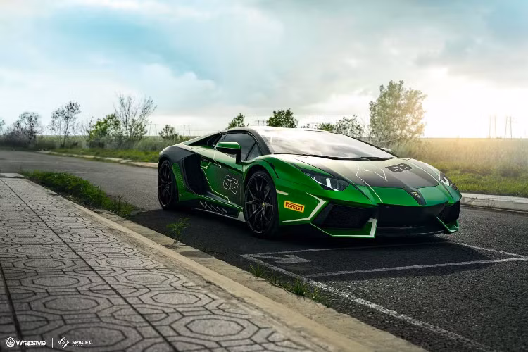 Nguyên bản chiếc siêu xe Lamborghini Aventador LP700-4 Roadster này có màu sơn xanh Verde Ithaca độc nhất Việt Nam nhưng có lẽ chủ nhân cũng không hài lòng với màu áo xanh cốm này nên quyết định nhờ một xưởng độ chuyên chăm sóc cho siêu xe tại Sài thành lên ý tưởng cho bộ áo mới của siêu bò.