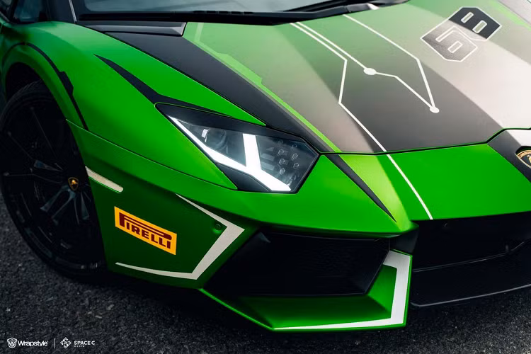 Sau nhiều lần cân nhắc, ý tưởng cho bộ áo của chiếc siêu xe Lamborghini Aventador LP700-4 Roadster này đã có, nó xuất phát từ siêu phẩm "bò đua" Essenza SCV12 của Lamborghini được sản xuất đúng 40 xe và được cho ra đời cách đây 2 năm, chỉ dành cho đường đua với mức giá 2,5 triệu đô la, tương đương 58 tỷ đồng.