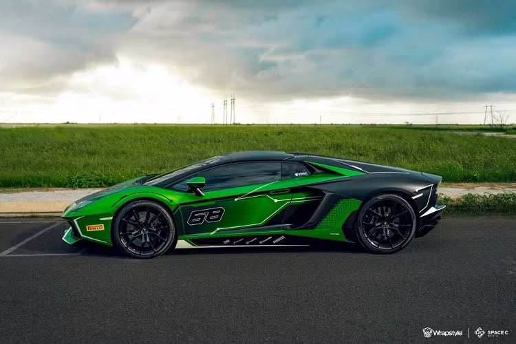 Sức mạnh được truyền tới cả bốn bánh thông qua hộp số tự động 7 cấp ISR, nhờ đó, Lamborghini Aventador LP700-4 Roadster có thể tăng tốc từ vị trí xuất phát lên 100 km/h trong thời gian 2,9 giây trước khi đạt vận tốc tối đa 349 km/h. Siêu bò này được trang bị ống xả độ bằng chất liệu titanium từ hãng độ Racing-LP.