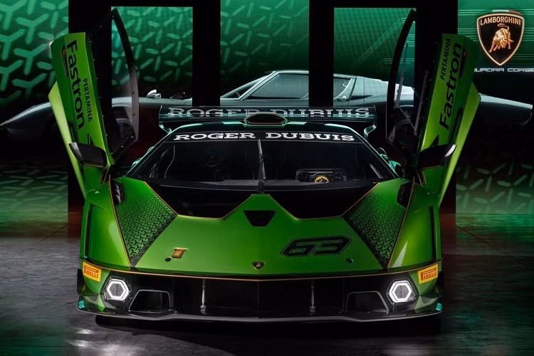 Siêu xe Lamborghini Aventador LP700-4 mui trần mới thay áo với cảm hứng từ xe đua Lamborghini Essenza SCV12 vẫn sử dụng động cơ V12, dung tích 6.5 lít, sản sinh công suất tối đa 700 mã lực và mô-men xoắn cực đại 690 Nm tại vòng tua máy 5.500 vòng/phút.