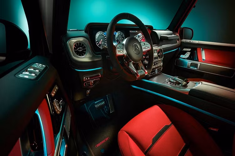 Mercedes-AMG G63 Edition 55 giới hạn chỉ 10 chiếc và chỉ có 2 lựa chọn màu ngoại thất đen Obsidian Black và trắng G manufaktur Opaline White. Đi kèm là mâm đa chấu kích thước 22 inch xám Tantalum Gray cùng họa tiết cách điệu dọc 2 bên thân xe.