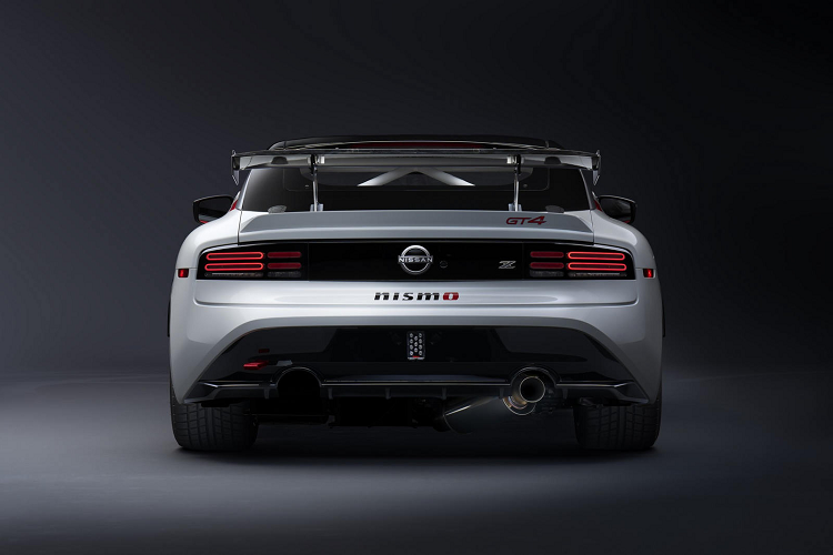 Dựa trên những hình ảnh ban đầu, có thể thấy xe đã được trang bị thêm khung chống lật, một thành phần đảm bảo an toàn và gần như luôn xuất hiện trong những chiếc xe đua thực thụ. Ghế thể thao ôm sát thân người ngồi cũng nhiều khả năng sẽ hiện diện.