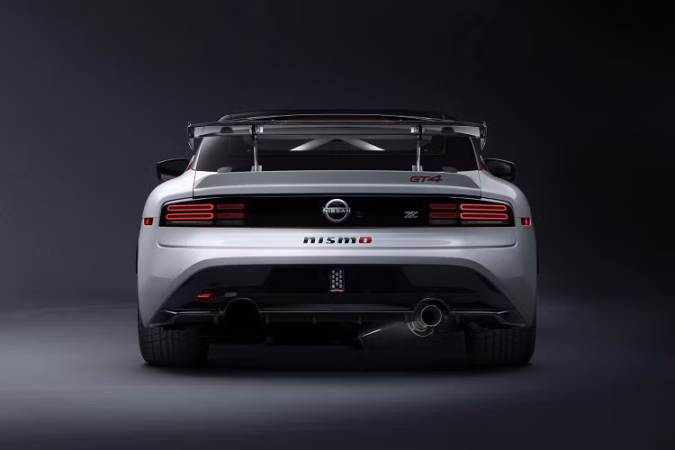 Dựa trên những hình ảnh ban đầu, có thể thấy xe đã được trang bị thêm khung chống lật, một thành phần đảm bảo an toàn và gần như luôn xuất hiện trong những chiếc xe đua thực thụ. Ghế thể thao ôm sát thân người ngồi cũng nhiều khả năng sẽ hiện diện.