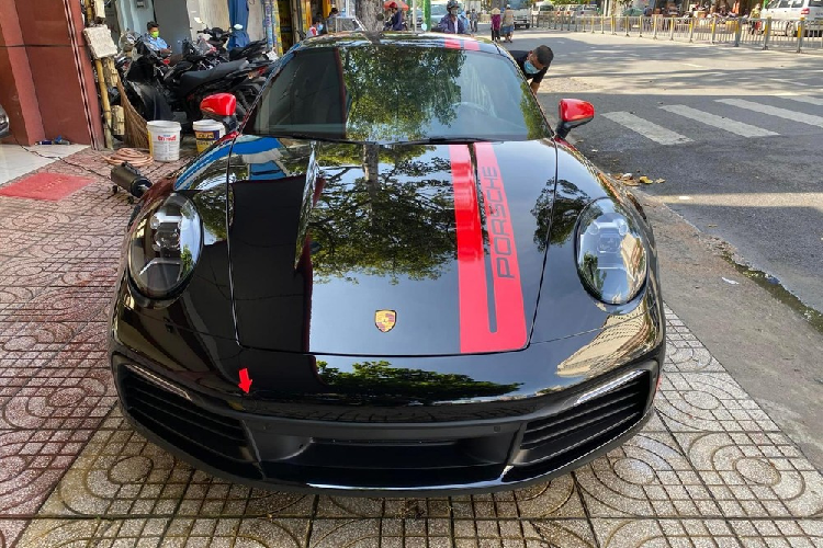 Năm 2022 đã trôi qua được gần nửa chặng đường và giới mê xe thấy được rằng tốc độ mua xe Porsche của ông Đặng Lê Nguyên Vũ khủng khiếp đến chừng nào khi liên tục chốt đơn nhiều mẫu xe độc lạ và giá bán thấp nhất phải trên 10 tỷ đồng.