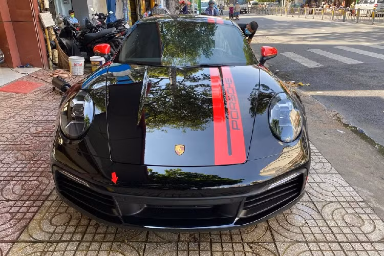 Năm 2022 đã trôi qua được gần nửa chặng đường và giới mê xe thấy được rằng tốc độ mua xe Porsche của ông Đặng Lê Nguyên Vũ khủng khiếp đến chừng nào khi liên tục chốt đơn nhiều mẫu xe độc lạ và giá bán thấp nhất phải trên 10 tỷ đồng.