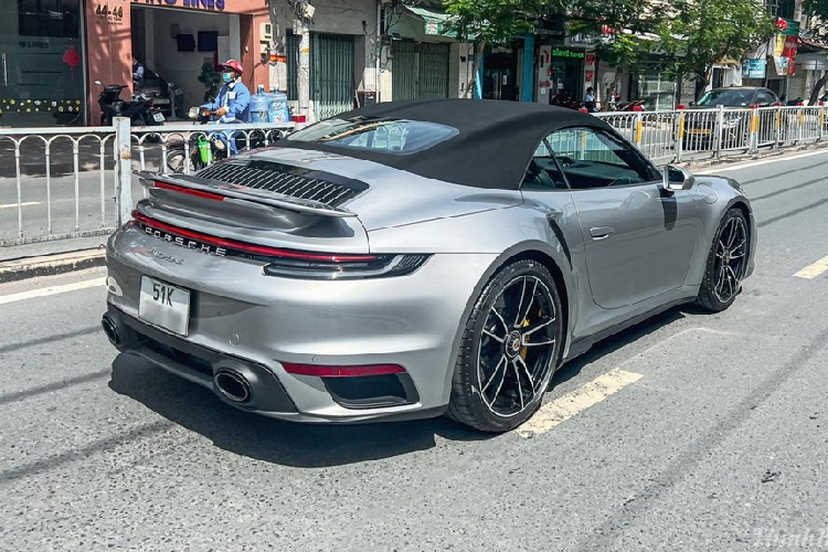 Còn phiên bản Porsche 911 Turbo S Cabriolet đời 992 đầu tiên về Việt Nam khá kín tiếng của đại gia Đặng Lê Nguyên Vũ được trang bị khối động cơ 6 xy-lanh, dung tích 3.8 lít, tăng áp kép, sản sinh công suất tối đa 641 mã lực, tăng 60 mã lực so với phiên bản tiền nhiệm và mô-men xoắn cực đại 800 Nm, tăng thêm 50 Nm. Xe có giá chính hãng chỉ từ 13,03 tỷ đồng, nhưng với đồ chơi đã khiến giá xe tăng trên 15 tỷ đồng.