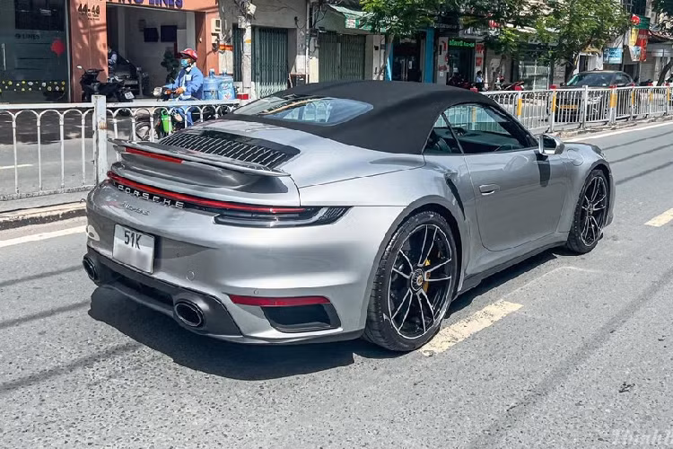Còn phiên bản Porsche 911 Turbo S Cabriolet đời 992 đầu tiên về Việt Nam khá kín tiếng của đại gia Đặng Lê Nguyên Vũ được trang bị khối động cơ 6 xy-lanh, dung tích 3.8 lít, tăng áp kép, sản sinh công suất tối đa 641 mã lực, tăng 60 mã lực so với phiên bản tiền nhiệm và mô-men xoắn cực đại 800 Nm, tăng thêm 50 Nm. Xe có giá chính hãng chỉ từ 13,03 tỷ đồng, nhưng với đồ chơi đã khiến giá xe tăng trên 15 tỷ đồng.
