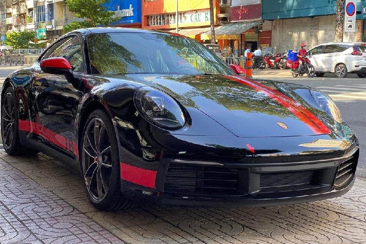 Phải nói rằng, nếu kiếm tay chơi nào chịu mua xe Porsche nhiều nhất Việt Nam, người đó nhất định phải là ông Đặng Lê Nguyên Vũ với bộ sưu tập trên 35 chiếc đủ chủng loại và nhiều nhất phải kể đến là dòng 911, với toàn phiên bản đắt đỏ và chỉ có dân chơi hàng hiệu mới dám chi tiền sở hữu. Dưới đây là dàn xe Porsche 911 với tổng trị giá hơn 60 tỷ đồng mới vào garage của ông Đặng Lê Nguyên Vũ trong 3 tháng qua