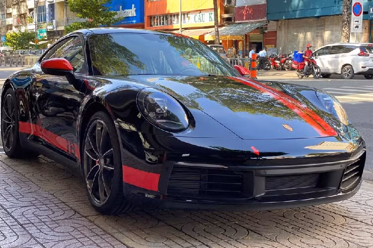 Phải nói rằng, nếu kiếm tay chơi nào chịu mua xe Porsche nhiều nhất Việt Nam, người đó nhất định phải là ông Đặng Lê Nguyên Vũ với bộ sưu tập trên 35 chiếc đủ chủng loại và nhiều nhất phải kể đến là dòng 911, với toàn phiên bản đắt đỏ và chỉ có dân chơi hàng hiệu mới dám chi tiền sở hữu. Dưới đây là dàn xe Porsche 911 với tổng trị giá hơn 60 tỷ đồng mới vào garage của ông Đặng Lê Nguyên Vũ trong 3 tháng qua