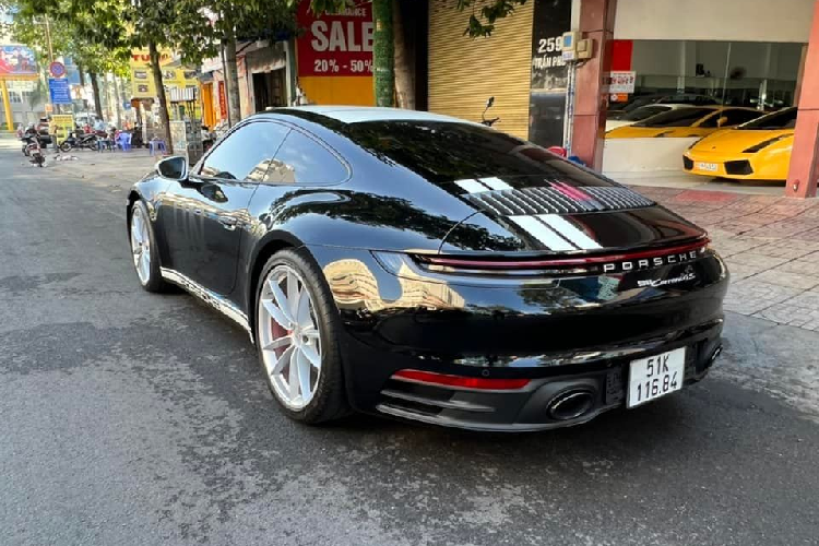 Porsche 911 Carrera 4S 992 của ông Đặng Lê Nguyên Vũ lúc mới mua có ngoại thất màu đen cùng sọc đỏ tạo điểm nhấn được dán bằng đề-can nhưng hiện tại xe đã được thay mâm độ, lên sọc trắng tạo tính tương phản cho ngoại thất xe và cuối cùng là mui xe dán đề-can màu trắng.