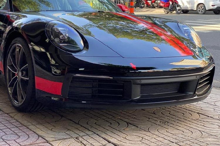 Ngay những ngày đầu tiên năm 2022 này, ông Đặng Lê Nguyên Vũ đã sang 1 công ty bán siêu xe quen thuộc của mình để chốt đơn chiếc xe Porsche 911 Carrera 4S mới tinh thuộc thế hệ 992 được sản xuất từ năm 2020 trở lại đây. Hiện không rõ chiếc xe thể thao Porsche 911 Carrera 4S 992 này có giá bán ra sao, chỉ biết rằng, giá xe chính hãng từ 8,32 tỷ đồng, chưa bao gồm các tùy chọn đi kèm cũng như chi phí ra biển số.