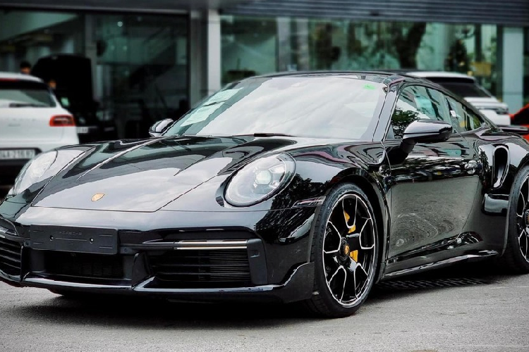 Giá xe Porsche 911 GT3 2022 chính hãng từng được chốt giá từ 12,65 tỷ đồng nhưng vì lý do đăng kiểm, hãng không thể nhập xe về cho khách nên không chỉ ông Đặng Lê Nguyên Vũ mà còn có nhiều đại gia Việt mua xe ngoài để nhanh chóng có xe Porsche 911 GT3 thế hệ 992 trải nghiệm.