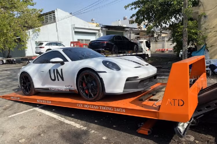 Ông Đặng Lê Nguyên Vũ sẽ trải nghiệm xe thể thao Porsche 911 Carrera 4S không chỉ vì thiết kế mà còn đến từ động cơ xăng 6 xi lanh, dung tích 3,0 lít, sản sinh ra công suất tối đa 444 mã lực ở vòng tua máy 6.500 vòng/1 phút và mô men xoắn cực đại 530 Nm ở vòng tua máy từ 2.300 đến 5.000 vòng/phút.