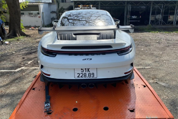 Sức mạnh trên xe thể thao Porsche 911 Carrera 4S thế hệ 992 sẽ đồng hành cùng hộp số tự động 8 cấp ly hợp kép PDK của Porsche phát triển, nhờ đó, mẫu xe thể thao này dễ dàng đua nước rút từ vị trí xuất phát lên 100 km/h chỉ trong thời gian 3,6 giây trước khi đạt tốc độ tối đa 306 km/h.