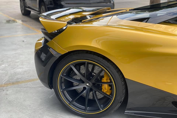 So với bản Coupe, McLaren 720S Spider thuận tiện hơn do có mui xếp cứng dễ dàng biến thành xe mui trần chỉ thông qua nút bấm mở mui trong khoang lái. Thời gian mở mui của McLaren 720S Spider dưới 10 giây, cũng là siêu xe mui trần mở mui nhanh nhất thế giới.