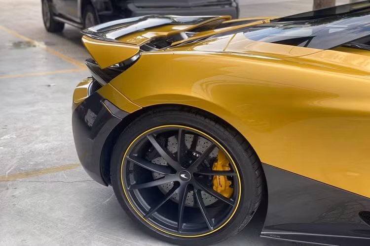 So với bản Coupe, McLaren 720S Spider thuận tiện hơn do có mui xếp cứng dễ dàng biến thành xe mui trần chỉ thông qua nút bấm mở mui trong khoang lái. Thời gian mở mui của McLaren 720S Spider dưới 10 giây, cũng là siêu xe mui trần mở mui nhanh nhất thế giới.