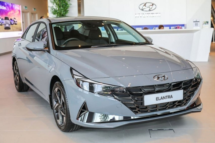 Việc Hyundai Elantra chuẩn bị đón bản nâng cấp lên thế hệ mới đã không còn là điều gì bí ẩn, các đại lý cũng đã bắt đầu nhận cọc từ tháng trước nhưng mới đây, phiên bản mới của mẫu sedan hạng C - Hyundai Elantra 2023 tại Việt Nam hiện đã có giá dự kiến.