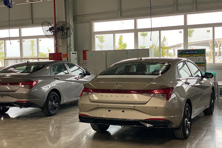 Ở phần trang bị an toàn, có thể kỳ vọng Hyundai Elantra 2023 sẽ có gói công nghệ Smart Sense giống với các sản phẩm khác của TC Motor. Hệ thống an toàn này gồm các tính năng hấp dẫn như cảnh báo va chạm phía trước/sau, hỗ trợ giữ làn đường, cảnh báo chuyển làn, cảnh báo phương tiện cắt ngang hay ga tự động thông minh.