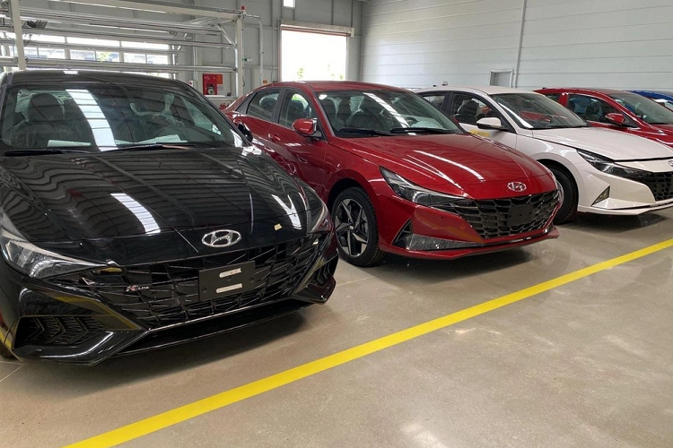 Nếu quả thực Elantra mới được chốt giá bán như trên, mẫu xe này sẽ không còn thuộc tầm giá thấp trong phân khúc mà sẽ ở mức tầm trung, gần với Toyota Corolla Altis nhưng lại cao hơn Kia K3 và Mazda3 sau khi bỏ tùy chọn động cơ 2.0L.