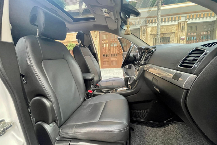 Đời 2016 đã có phanh tay điện tử, ghế lái chỉnh điện 8 hướng, điều hoà tự động nhưng xe không có cửa gió điều hoà cho hàng ghế thứ hai mà nhà sản xuất bố trí cửa gió cho hàng ghế thứ ba.