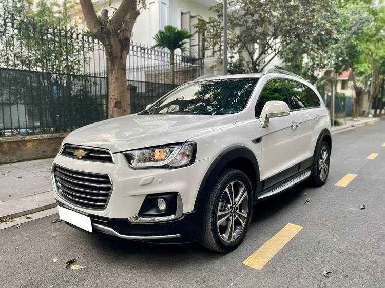 Hết thời nhưng hiện tại, người dùng có thể dễ dàng tiếp cận mẫu xe SUV Chevrolet Captiva đang có mức giá khá tốt trên thị trường xe đã qua sử dụng. Cụ thể, giá bán cho Captiva 2016 dao động từ 550 đến 580 triệu đồng, đời cao hơn như Captiva 2018 từ 610 đến 630 triệu đồng.