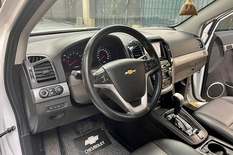Mức giá xe Chevrolet Captiva cũ tương đương mẫu MPV ăn khách Mitsubishi Xpander, thấp hơn Kia Seltos, Toyota Corolla Cross nhưng về mặt trang bị tiện nghi, an toàn Chevrolet Captiva không hề thua kém. Có thể kể đến 6 túi khí, các hệ thống ABS, EBD, hệ thống treo sau cân bằng tự động, cruise control, hỗ trợ xuống dốc, kiểm soát lực kéo, cảm biến áp suất lốp, cân bằng điện tử, cảnh báo phương tiện cắt ngang khi lùi, camera lùi...