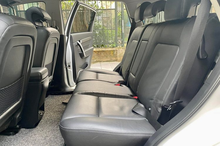 Trong khoang lái, Chevrolet Captiva sử dụng hệ thống giải trí MyLink với màn hình cảm ứng 7 inch, 6 loa giải trí, tích hợp các chức năng kết nối USB/AUX/Bluetooth, ra lệnh bằng giọng nói cùng khả năng hỗ trợ Apple CarPlay và Android Auto tiện dụng.