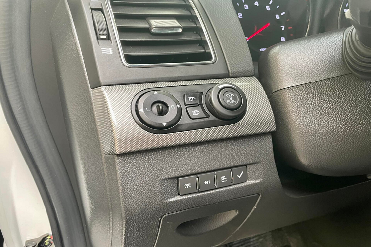 Điểm trừ ở ngoại thất là đèn pha vẫn là bóng halogen với thấu kính, chưa phải là đèn LED như các xe hiện đại ngày nay. Chevrolet Captiva có ngoại hình khá to lớn, xe có chiều dài 4.673 mm, bề ngang 1.868 mm, chiều cao 1.756 mm. Chiều dài cơ sở 2.707 mm. Kích thước vượt trội Mitsubishi Xpander, Kia Seltos nên không gian bên trong Chevrolet Captiva khá rộng rãi cho 5 người lớn và 2 trẻ em.