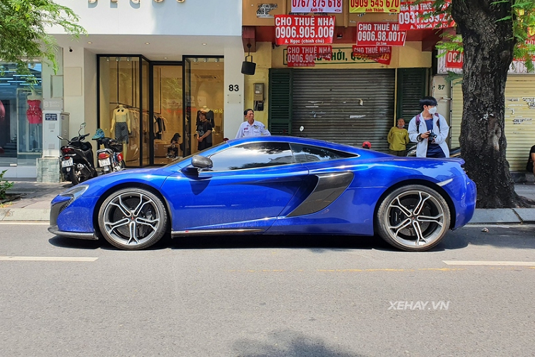 Màu sơn của chiếc McLaren 650S Coupe thứ 2 này giống với chiếc 650S Spider từng thuộc sở hữu của đại gia Minh Nhựa. Trong khi đó, chiếc 650S Coupe đầu tiên tại Việt Nam khoác lên mình bộ cánh màu cam Papaya Orange rực rỡ và mâm đa chấu sơn đen khỏe khoắn.