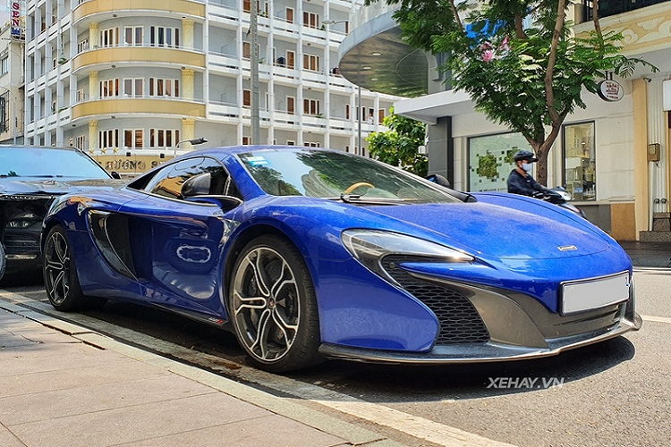 Nhìn chung, thiết kế của 650S Coupe giống với bản Spider, từ cụm đèn pha lấy cảm hứng từ siêu phẩm McLaren P1 cho đến cụm đèn hậu chiếu sáng bằng hai dải LED độc đáo. Siêu xe Anh Quốc sử dụng khung gầm bằng sợi carbon nguyên khối siêu bền và nhẹ.