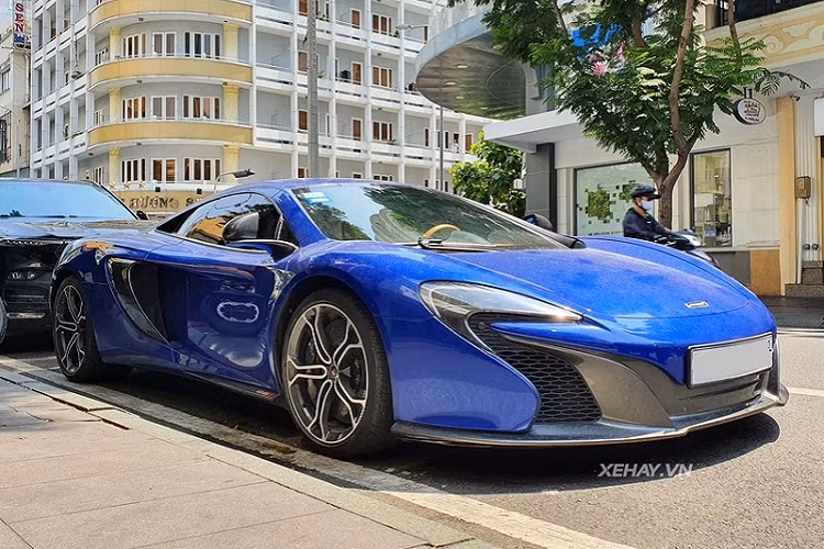 Nhìn chung, thiết kế của 650S Coupe giống với bản Spider, từ cụm đèn pha lấy cảm hứng từ siêu phẩm McLaren P1 cho đến cụm đèn hậu chiếu sáng bằng hai dải LED độc đáo. Siêu xe Anh Quốc sử dụng khung gầm bằng sợi carbon nguyên khối siêu bền và nhẹ.