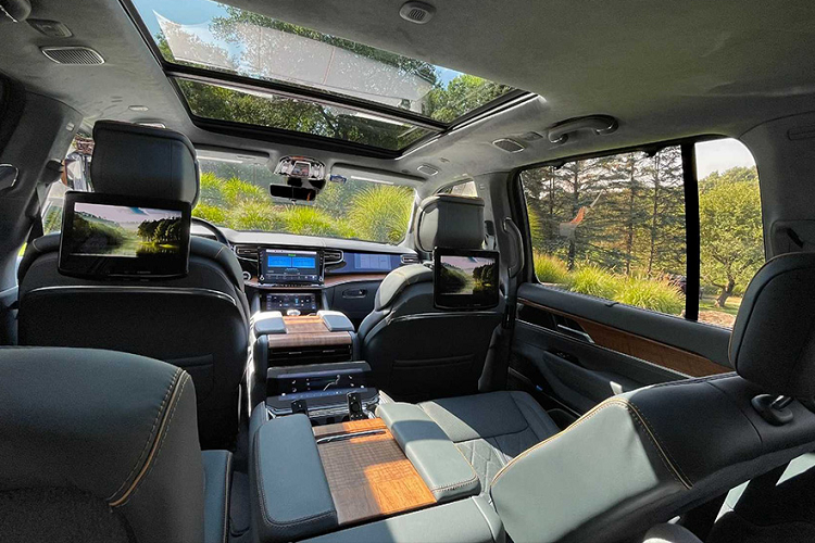 Ngoài những thay đổi trên, Jeep Wagoneer L và Grand Wagoneer L 2023 không khác biệt nhiều về thiết kế so với bản thường. Bên trong cặp đôi SUV mới này có những trang bị đáng chú ý như 7 màn hình khác nhau với tổng kích thước 75 inch.