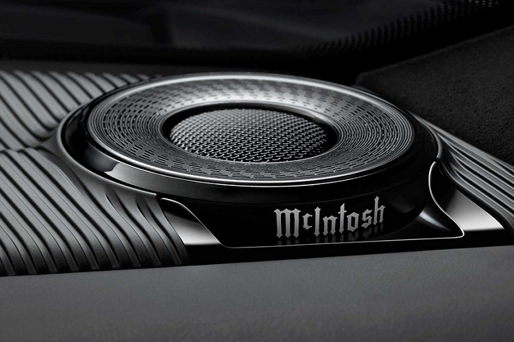 Tùy phiên bản, xe sẽ được trang bị hệ thống âm thanh McIntosh MX950 19 loa hoặc McIntosh MX1375 23 loa. Bên cạnh đó là cửa sổ trời toàn cảnh, tăng cảm giác thoáng đãng cho hai mẫu SUV rộng rãi này.