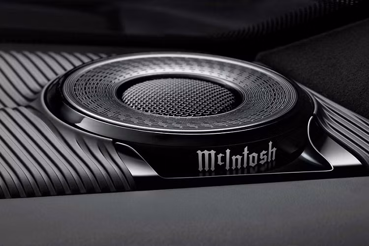 Tùy phiên bản, xe sẽ được trang bị hệ thống âm thanh McIntosh MX950 19 loa hoặc McIntosh MX1375 23 loa. Bên cạnh đó là cửa sổ trời toàn cảnh, tăng cảm giác thoáng đãng cho hai mẫu SUV rộng rãi này.