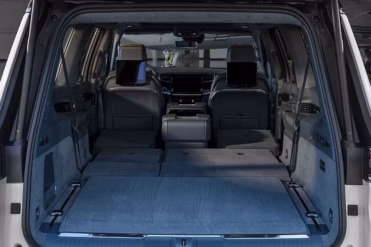 Theo hãng xe Jeep của Mỹ, Wagoneer L và Grand Wagoneer L 2023 có thể tích khoang hành lý tăng đến 447 lít so với 2 phiên bản thường. Nếu hàng ghế cuối gập xuống, thể tích khoang hành lý sẽ đạt mức 1.252 lít. Con số tương ứng khi cả hai hàng ghế sau gập xuống là 3.706 lít. 