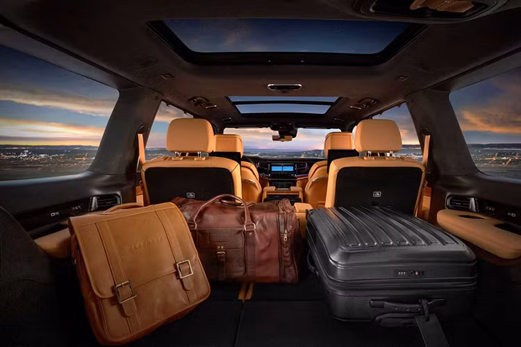 So với Jeep Wagoneer và Grand Wagoneer thông thường, hai mẫu SUV này dài hơn 178 mm trong khi chiều dài cơ sở tăng đến 305 mm. Với kích thước này, Jeep Wagoneer L 2023 mới không hề thua kém những mẫu SUV "khủng long" như Cadillac Escalade ESV hay Lincoln Navigator L. Nhờ đó, thể tích khoang hành lý của xe cũng được cải thiện đáng kể.