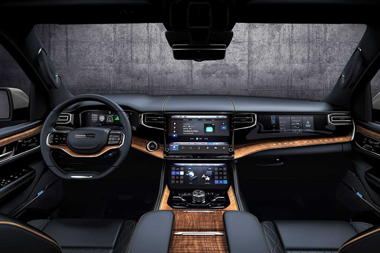 Cụ thể, xe được trang bị màn hình trong bảng đồng hồ kỹ thuật số, màn hình thông tin giải trí, màn hình dành cho ghế phụ lái, màn hình chỉnh điều hòa ở cụm điều khiển trung tâm, 2 màn hình trên lưng ghế trước và màn hình ở bệ tì tay dành cho hàng ghế giữa. Chưa dừng ở đó, xe còn có cả màn hình hiển thị thông tin kính lái 10 inch và gương chiếu hậu kỹ thuật số.