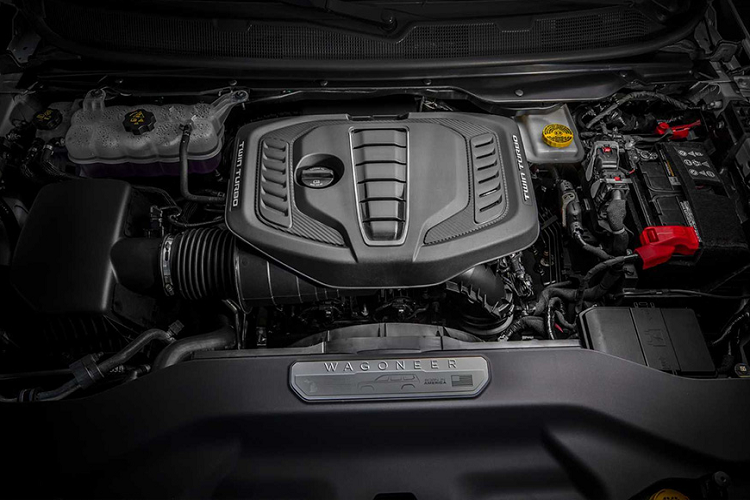 "Trái tim" của Jeep Wagoneer L và Grand Wagoneer L 2023 là động cơ xăng Hurricane 6 xi-lanh thẳng hàng, tăng áp kép, dung tích 3.0L. Ở Jeep Wagoneer L 2023, động cơ tạo ra công suất tối đa 420 mã lực và mô-men xoắn cực đại 635 Nm. Hai con số tương ứng của Jeep Grand Wagoneer L 2023 là 510 mã lực và 678 Nm.