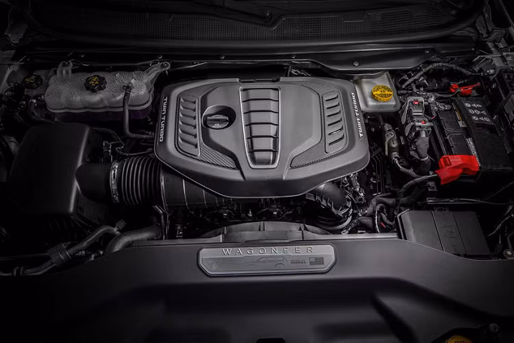"Trái tim" của Jeep Wagoneer L và Grand Wagoneer L 2023 là động cơ xăng Hurricane 6 xi-lanh thẳng hàng, tăng áp kép, dung tích 3.0L. Ở Jeep Wagoneer L 2023, động cơ tạo ra công suất tối đa 420 mã lực và mô-men xoắn cực đại 635 Nm. Hai con số tương ứng của Jeep Grand Wagoneer L 2023 là 510 mã lực và 678 Nm.