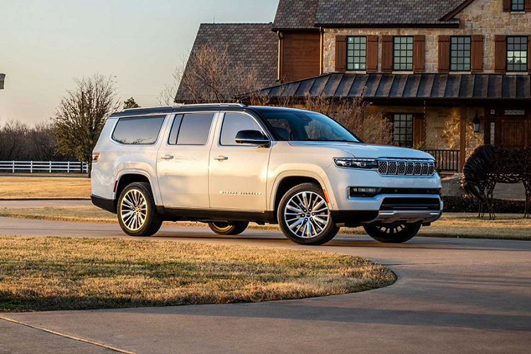 Triển lãm Ô tô New York 2022 hiện đang diễn ra tại Mỹ đã đánh dấu màn ra mắt của cặp đôi SUV cỡ lớn mới mang tên Jeep Wagoneer L và Grand Wagoneer L. Đúng như tên gọi, hai mẫu xe này được phát triển dựa trên Jeep Wagoneer và Grand Wagoneer hiện đang bán tại thị trường Mỹ. 