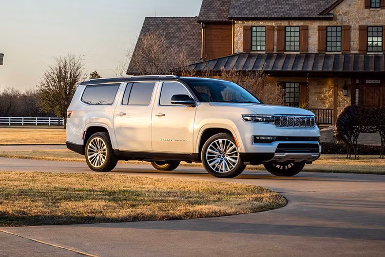 Triển lãm Ô tô New York 2022 hiện đang diễn ra tại Mỹ đã đánh dấu màn ra mắt của cặp đôi SUV cỡ lớn mới mang tên Jeep Wagoneer L và Grand Wagoneer L. Đúng như tên gọi, hai mẫu xe này được phát triển dựa trên Jeep Wagoneer và Grand Wagoneer hiện đang bán tại thị trường Mỹ. 