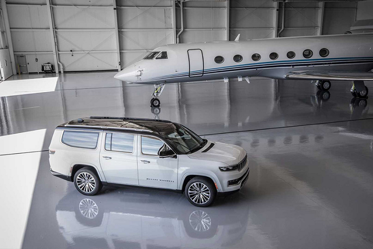 Hiện giá xe Jeep Wagoneer L 2023 và Grand Wagoneer L tại thị trường Mỹ vẫn chưa được công bố. Khi bán ra thị trường, xe sẽ cạnh tranh với các đối thủ "đồng hương" như; Cadillac Escalade ESV hay Lincoln Navigator L...