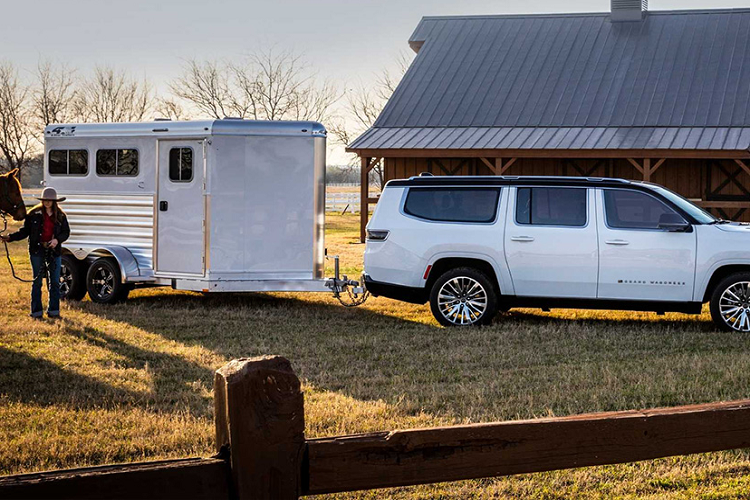 Động cơ đồng hành với hộp số tự động 8 cấp và 2 loại hệ dẫn động 4 bánh. Hệ dẫn động Quadra-Trac I đi kèm hộp số phụ 1 cấp trong khi Quadra-Trac II có hộp số phụ 2 cấp và có thể truyền toàn bộ mô-men xoắn vào bánh xe có độ bám tốt nhất.