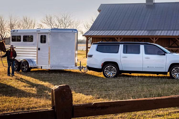 Động cơ đồng hành với hộp số tự động 8 cấp và 2 loại hệ dẫn động 4 bánh. Hệ dẫn động Quadra-Trac I đi kèm hộp số phụ 1 cấp trong khi Quadra-Trac II có hộp số phụ 2 cấp và có thể truyền toàn bộ mô-men xoắn vào bánh xe có độ bám tốt nhất.