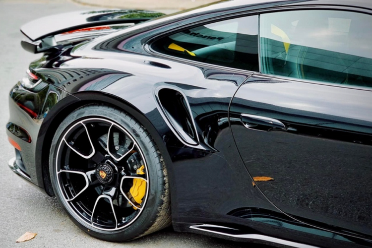 Trong bài là chiếc Porsche 911 Turbo của Đặng Lê Nguyên Vũ - "ông trùm" chơi siêu xe đủ các hệ tại Việt Nam. Xe sở hữu kích thước dài x rộng x cao lần lượt là 4.535 x 1.900 x 1.303 mm, chiều dài trục cơ sở 2.450 mm. Trang bị chú ý với cánh gió sau lớn hơn giúp tăng lực ép xuống đường khi xe chạy ở tốc độ cao.