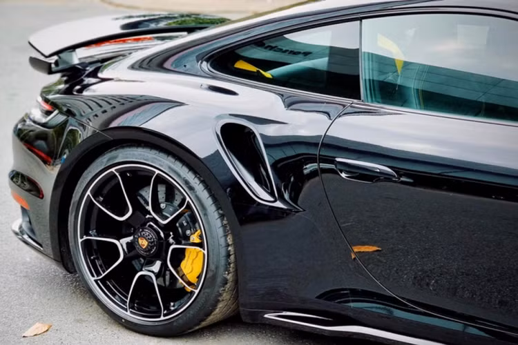 Trong bài là chiếc Porsche 911 Turbo của Đặng Lê Nguyên Vũ - "ông trùm" chơi siêu xe đủ các hệ tại Việt Nam. Xe sở hữu kích thước dài x rộng x cao lần lượt là 4.535 x 1.900 x 1.303 mm, chiều dài trục cơ sở 2.450 mm. Trang bị chú ý với cánh gió sau lớn hơn giúp tăng lực ép xuống đường khi xe chạy ở tốc độ cao.